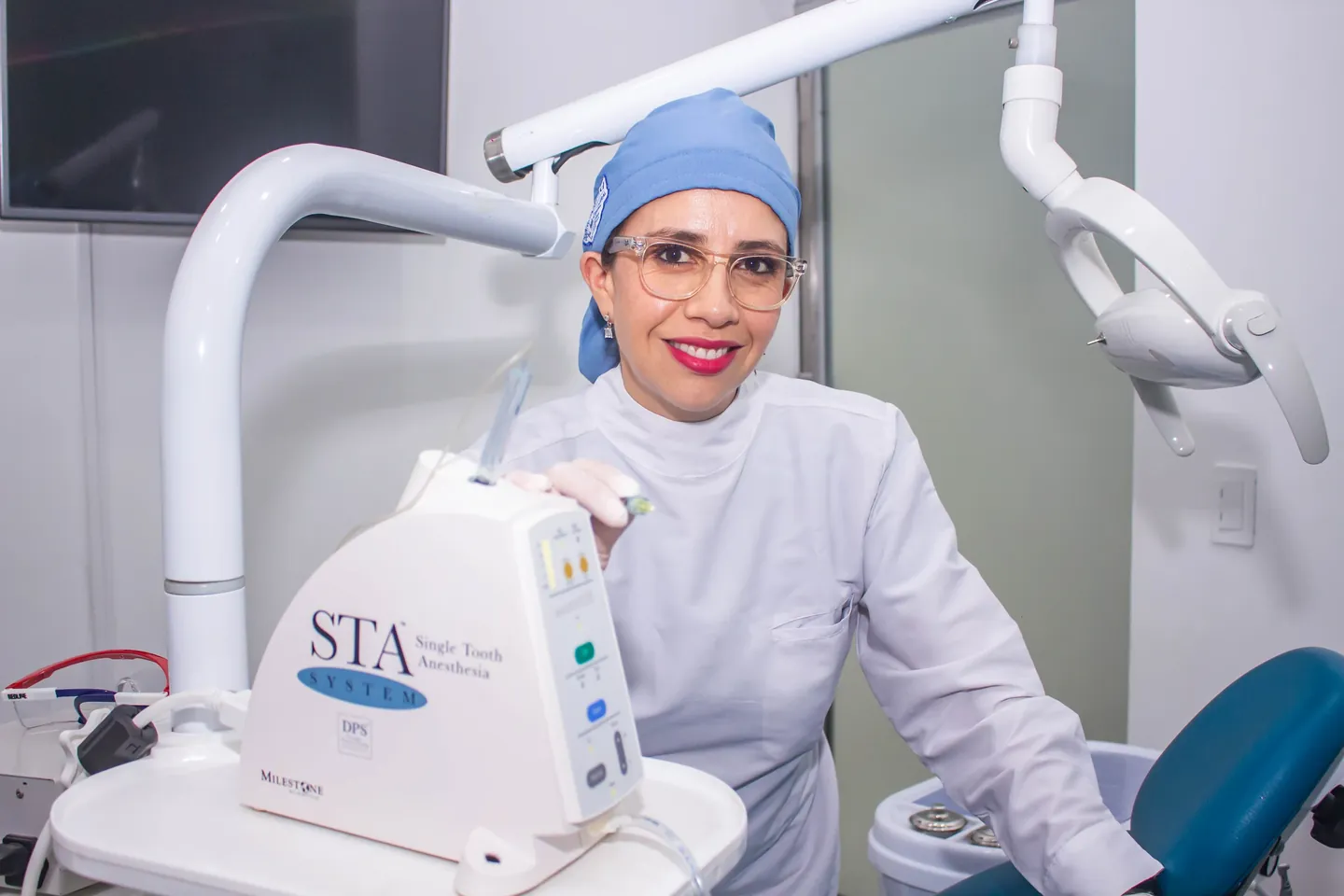 Doctora sonriendo en el consultorio