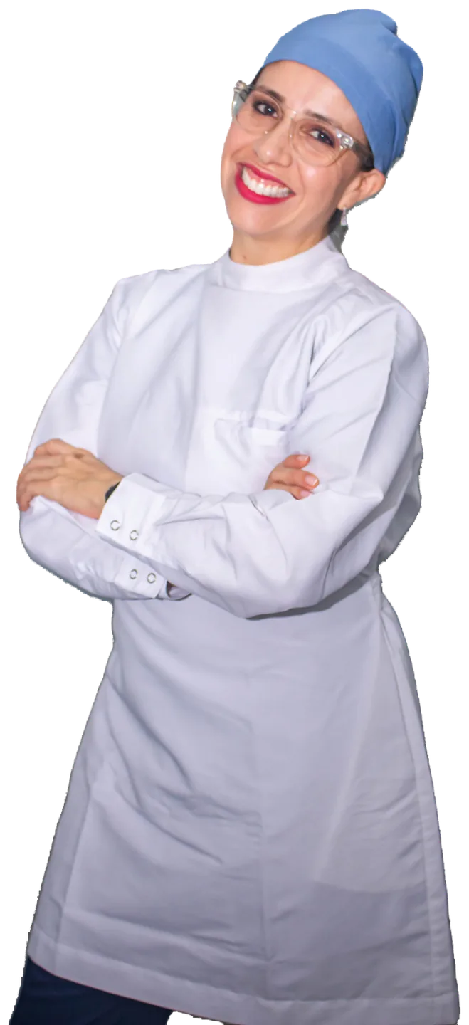 Doctora sonriendo con gorro quirurgico